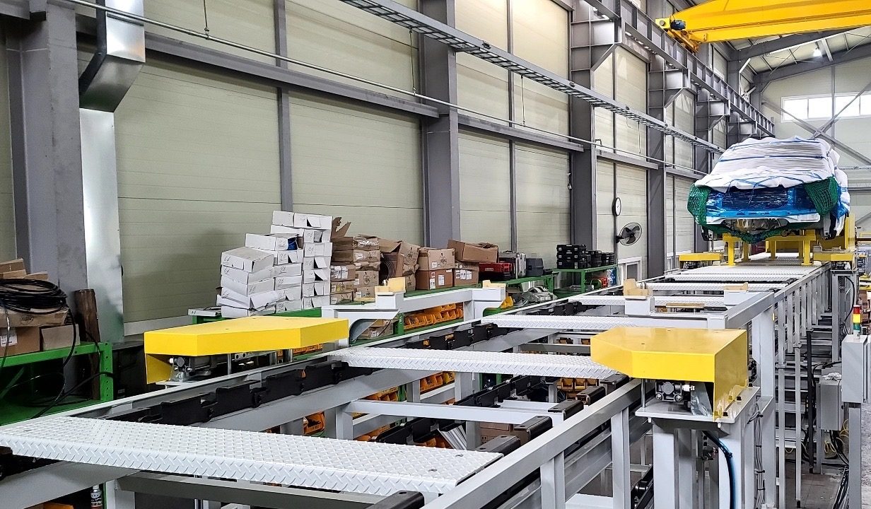 Slat conveyor for trim and final line