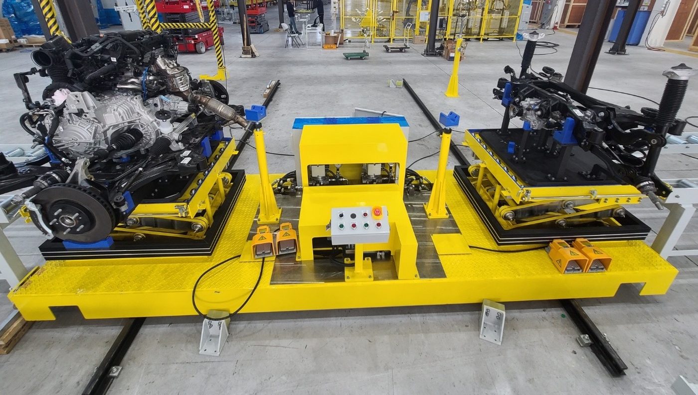Hydraulic decking lift for chassis marriage